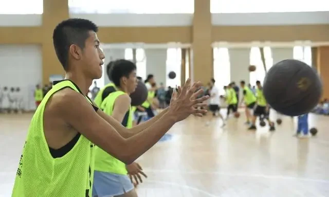 篮球防守训练中如何提高体能和耐力_2